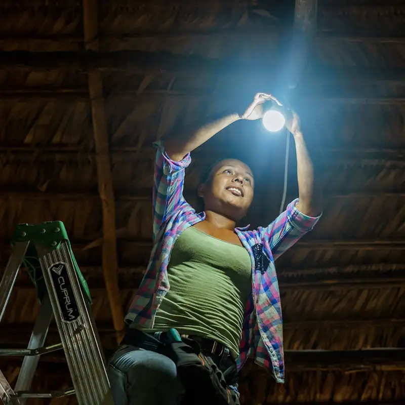 The training of men and women from the indigenous communities is a key component of IMAGINE LIGHT.
© Nicole León/LOVE FOR LIFE The training of men and women from the indigenous communities is a key component of IMAGINE LIGHT.