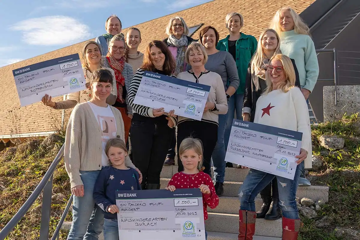 Five forest and nature kindergartens from the Allgäu and Upper Swabia are delighted with the Christmas donation from the RAPUNZEL One World Organic Foundation. Five forest and nature kindergartens from the Allgäu and Upper Swabia are delighted with the Christmas donation from the RAPUNZEL One World Organic Foundation.