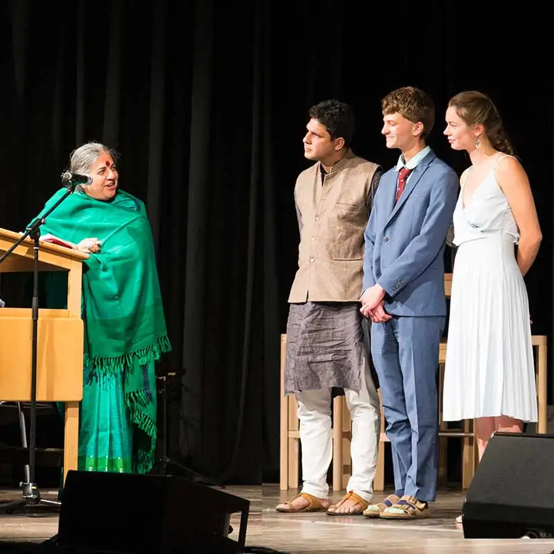 Ceremonia de entrega del OWA Grand Prix 2017: Vandana Shiva pronuncia el discurso laudatorio en nombre de United World Colleges.