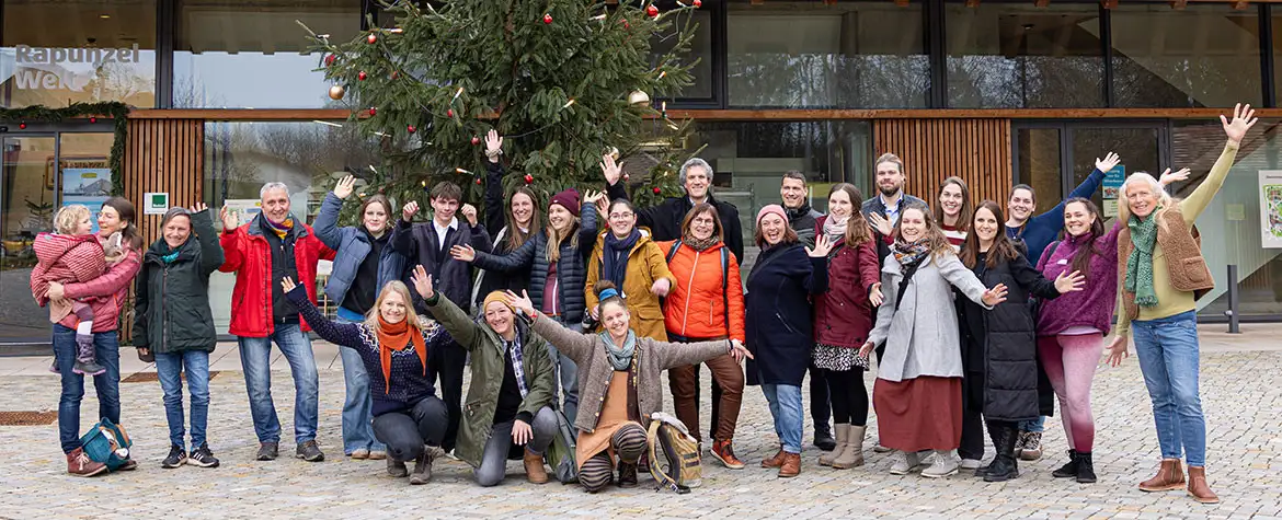 Entrega de los donativos a las guarderías de bosque y naturaleza en diciembre del 2025 en el Centro de visitantes Rapunzel Welt Entrega de los donativos a las guarderías de bosque y naturaleza en diciembre del 2025 en el Centro de visitantes Rapunzel Welt
