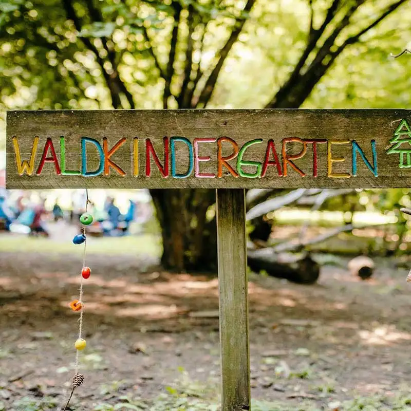 Los niños y niñas se mueven pronto en el bosque que conocen. Para cuando el tiempo es muy malo hay refugios.
© Waldkinder Bad Grönenbach e.V. Los niños y niñas se mueven pronto en el bosque que conocen. Para cuando el tiempo es muy malo hay refugios.