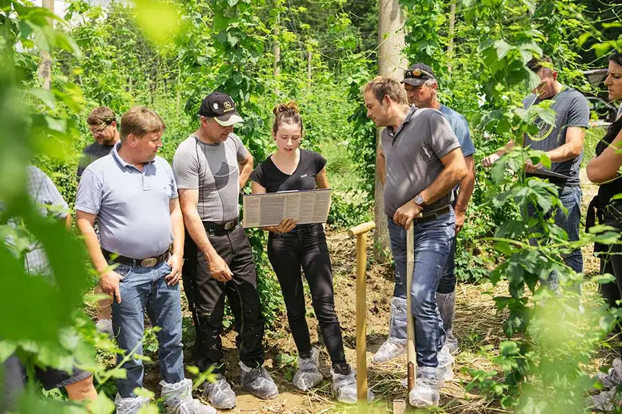 Für eine starke Humusschicht: Der Kurs BODEN.BILDUNG der Bioland Stiftung schult Praktiker, gefördert von der RAPUNZEL Eine Welt Bio-Stiftung.
© © Bioland Stiftung/SonjaHerpich Für eine starke Humusschicht: Der Kurs BODEN.BILDUNG der Bioland Stiftung schult Praktiker, gefördert von der RAPUNZEL Eine Welt Bio-Stiftung.