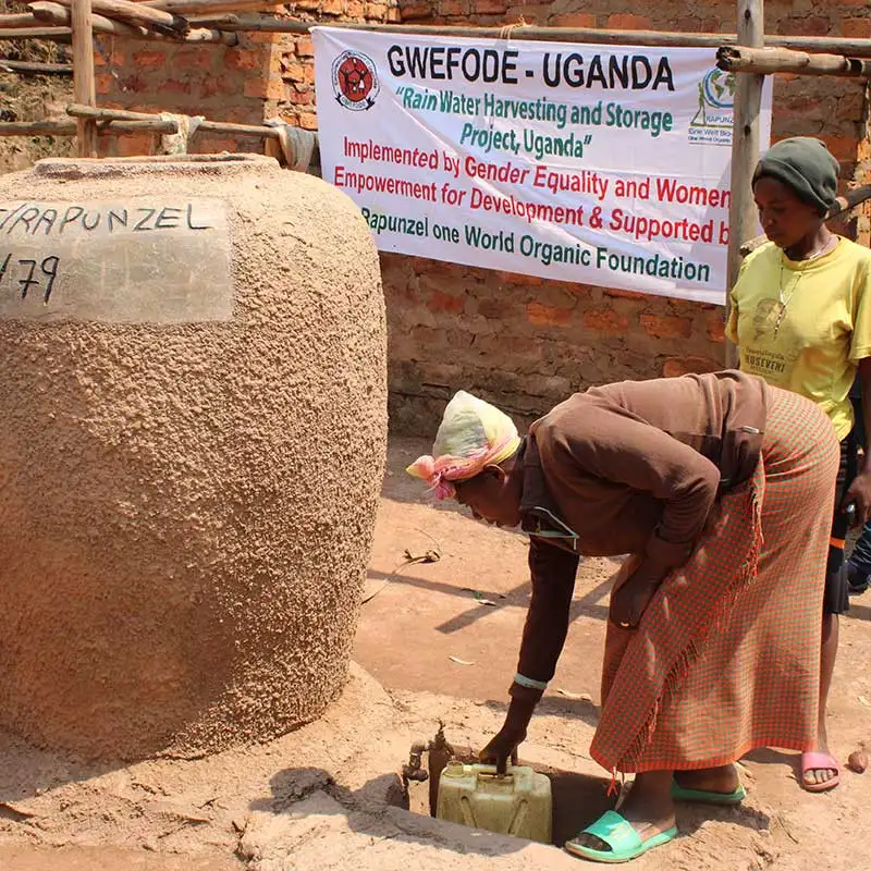 Ganz besonders frauengeführte Haushalte profitieren auf vielfache Weise von Regenwassertanks.
© GWEFODE Ganz besonders frauengeführte Haushalte profitieren auf vielfache Weise von Regenwassertanks.