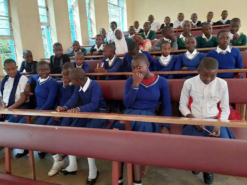 Schülerinnen bei der Einschreibung an der Hekima-Schule. Der Besuch der weiterführenden Schule ist eine große Chance für Mädchen.
© Hekima Girls' Secondary School Schülerinnen bei der Einschreibung an der Hekima-Schule. Der Besuch der weiterführenden Schule ist eine große Chance für Mädchen.