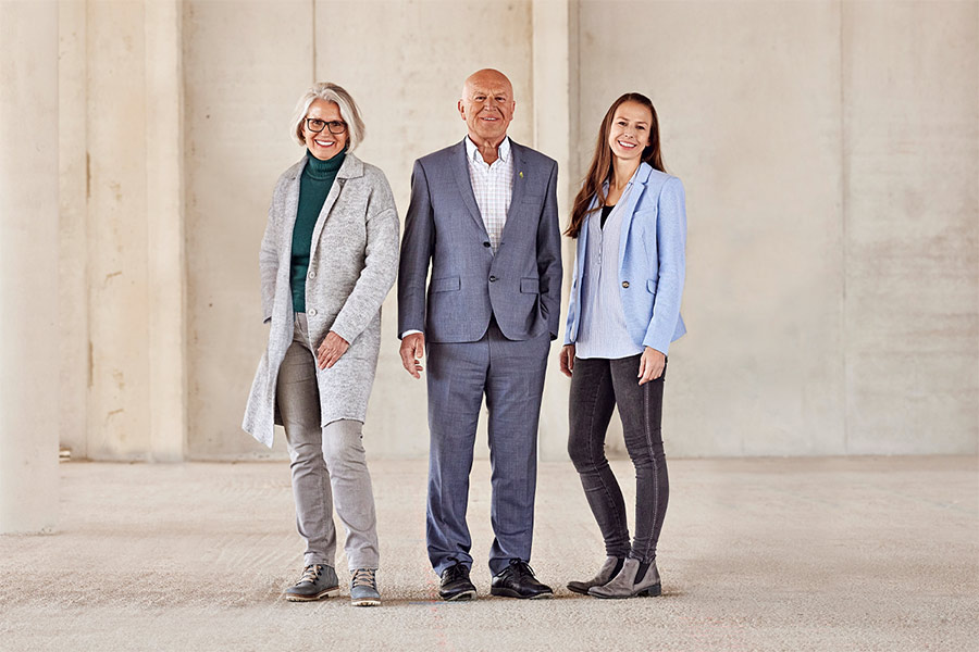 Vorstand der Stiftung sind Rapunzel Gründer Joseph Wilhelm (Mitte), Margarethe Epple (links) und Rosalie Dorn (rechts)